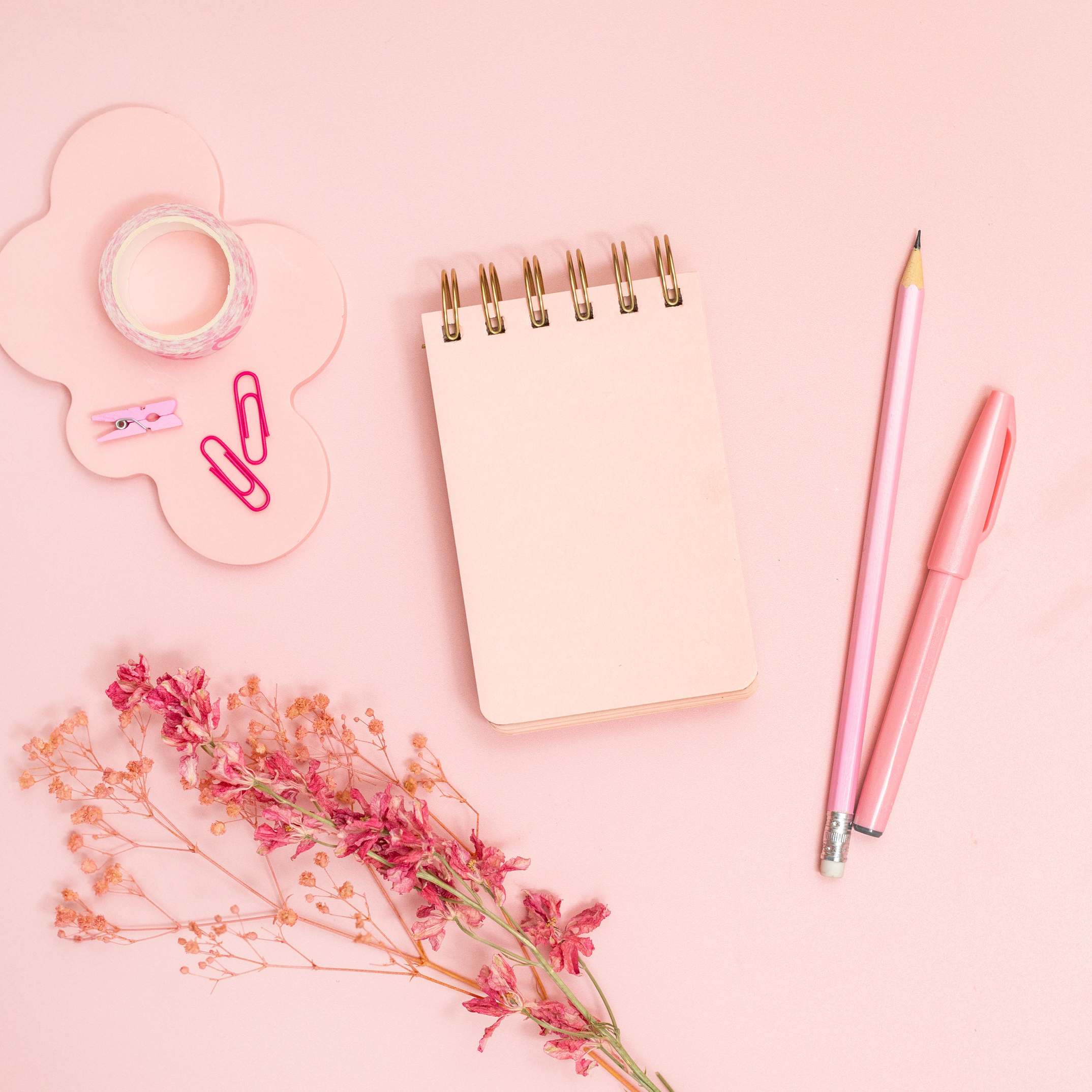 Notizbuch, Stift und Bürobedarf auf dem Schreibtisch